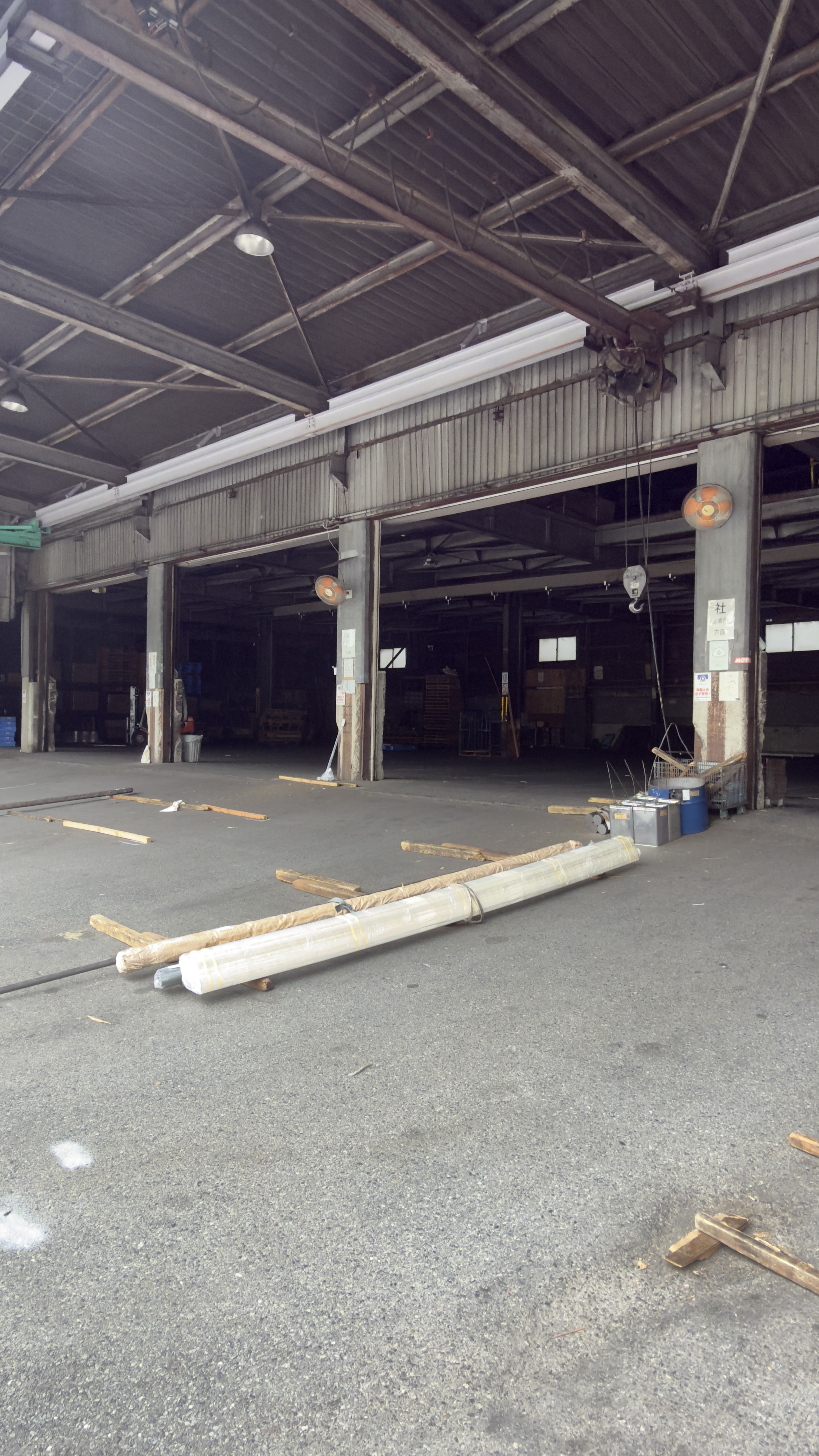 従業員の荷分け作業風景