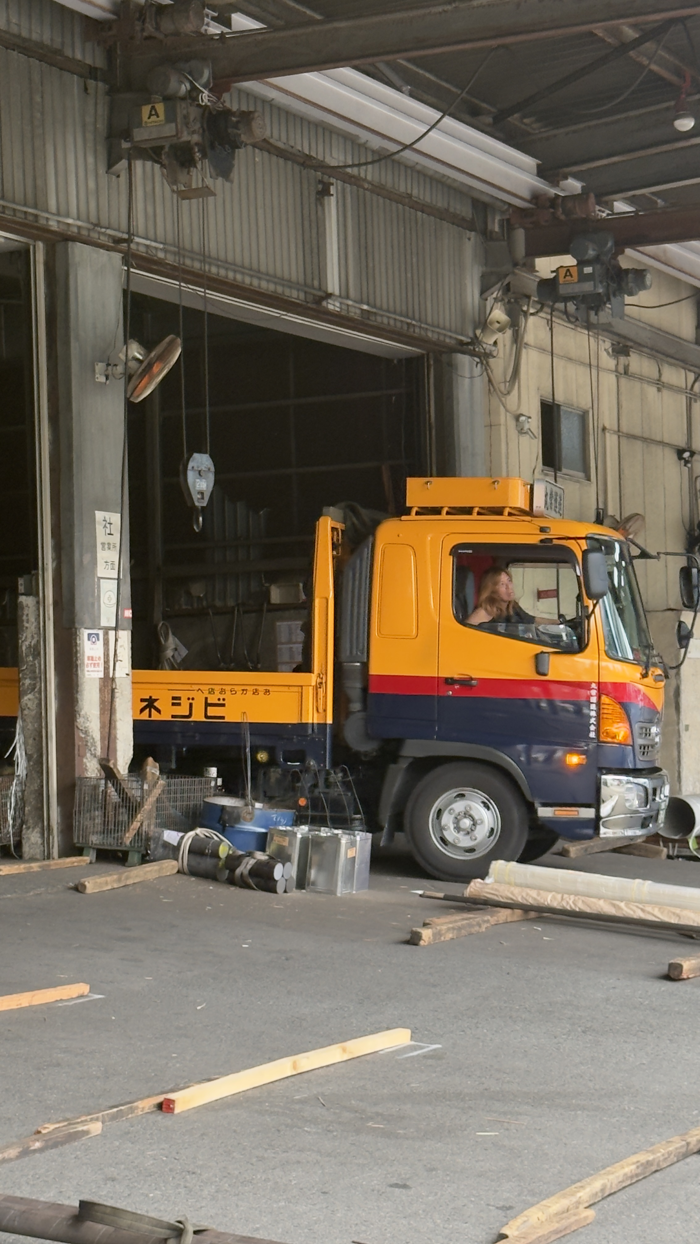 平車トラックの荷積み作業